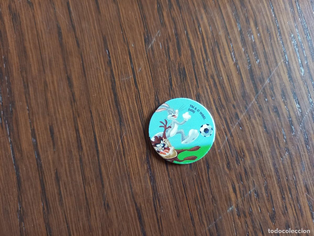 Fu&szlig;ball-Sticker: peque&ntilde;o cromo circular de futbol, dibujos, Bugs Bunny y Tas. Tm & wbei s08