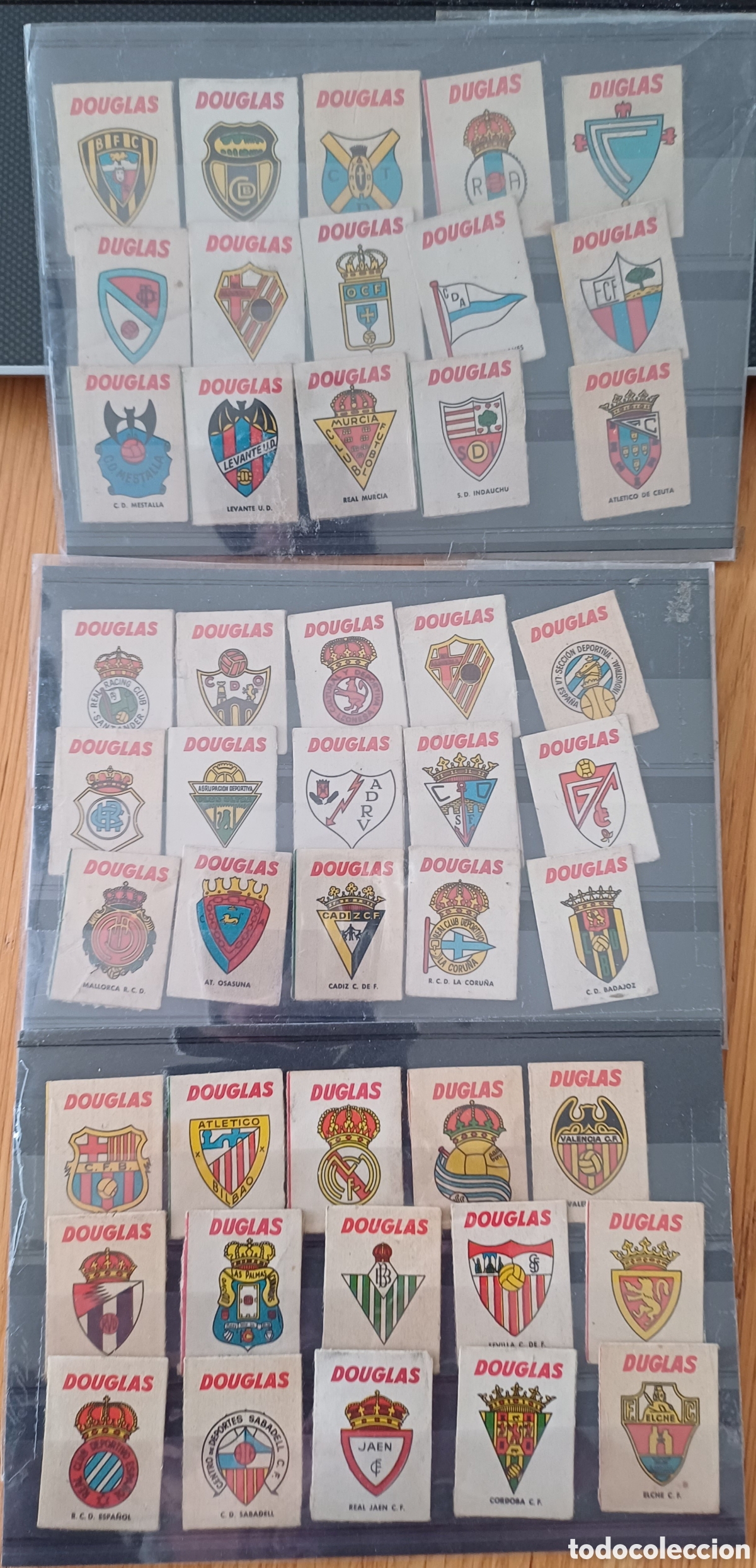Figurine di Calcio: 45 cromos escudos de futbol, cajas de chicles duglas , nunca pegados