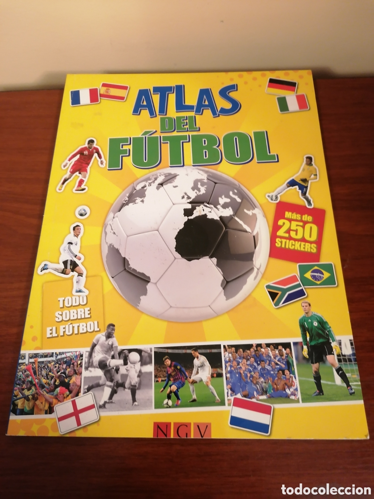Cromos de F&uacute;tbol: Atlas Del F&uacute;tbol. Todo Sobre El F&uacute;tbol. M&aacute;s De 250 Stickers. Completo. Como Nuevo.