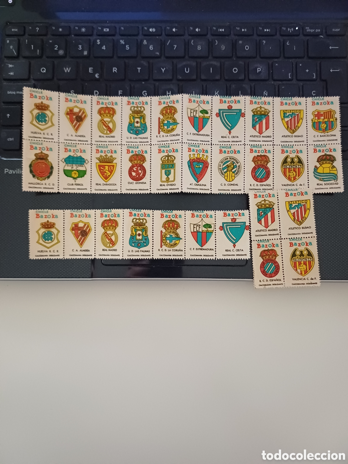 Cromos de f&uacute;tbol: 30 escudos de equipos de futbol, chicle bazoka