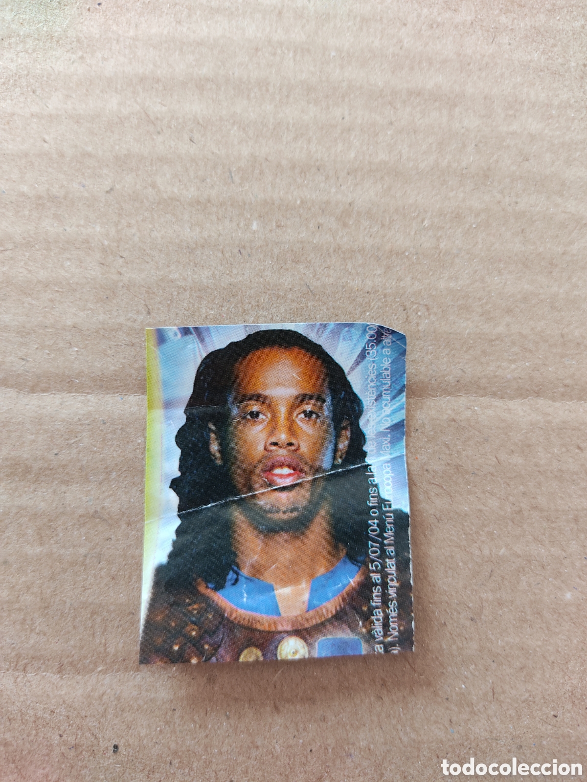 Cromos de f&uacute;tbol: RECORTE DE FUTBOL DONDE APARECE EL FUTBOLISTA RONALDINHO A&Ntilde;O 2004 MIDE 3,7CM X 4,6 CM