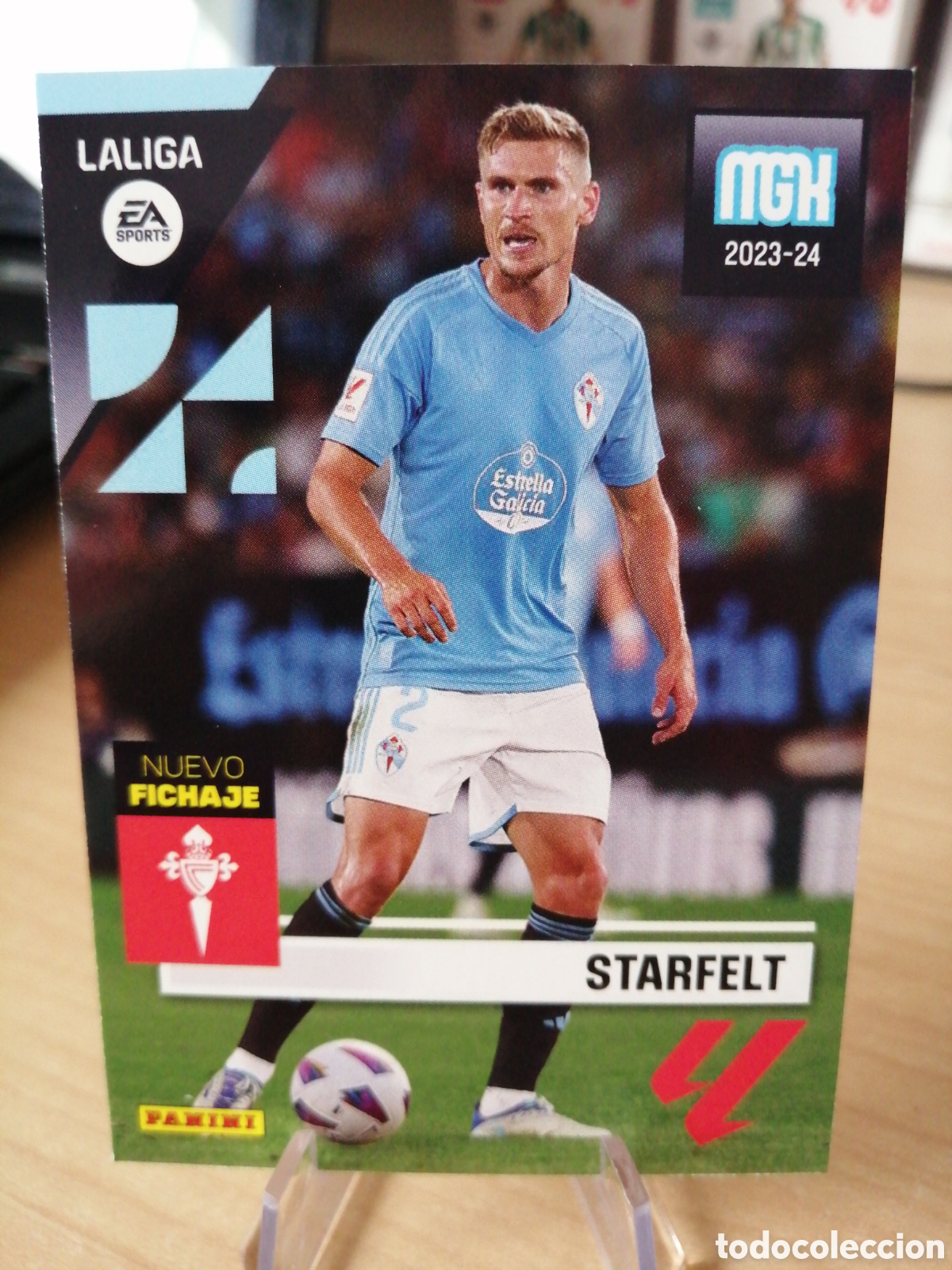 Fu&szlig;ball-Sticker: MEGACRACKS 2023 2024 NUEVO FICHAJE 483 STARFELT