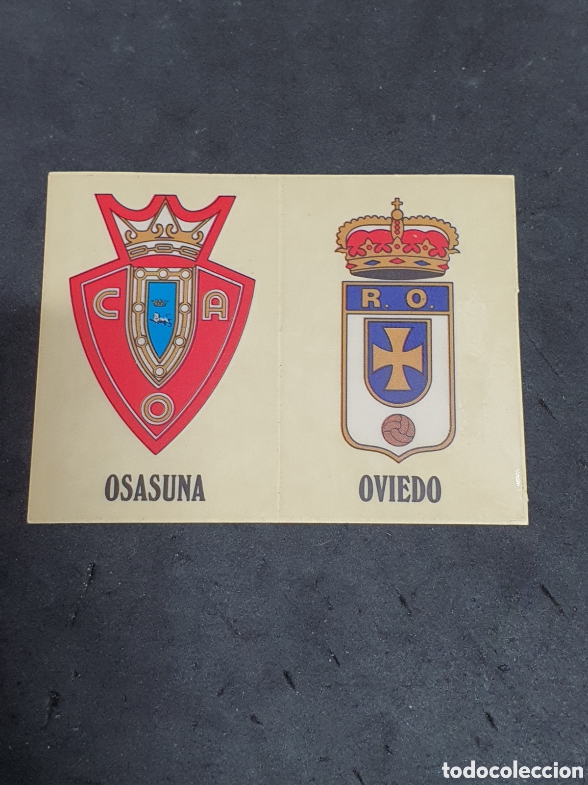 Fu&szlig;ball-Sticker: Escudos Osasuna y Oviedo F&Uacute;TBOL '90