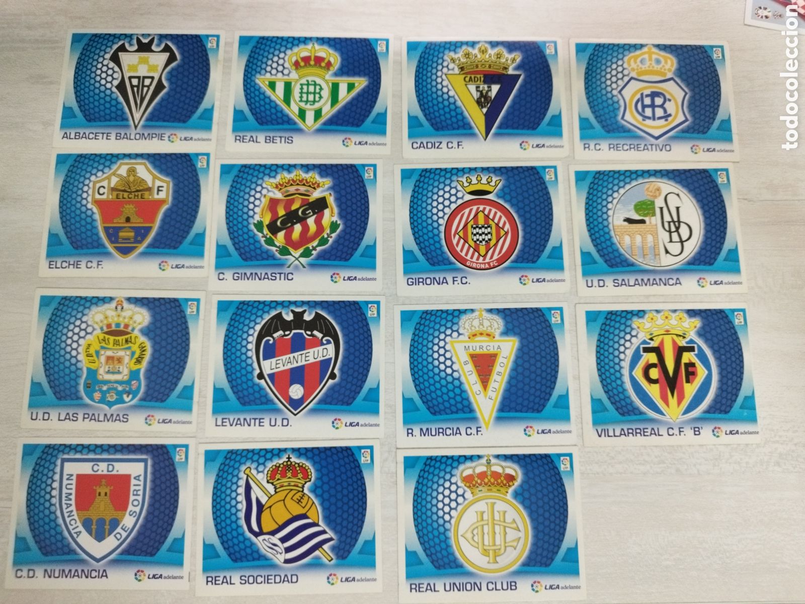 Football Stickers: Lote 15 escudos 2a Divisi&oacute;n. Liga Este 09 10. Nunca pegados