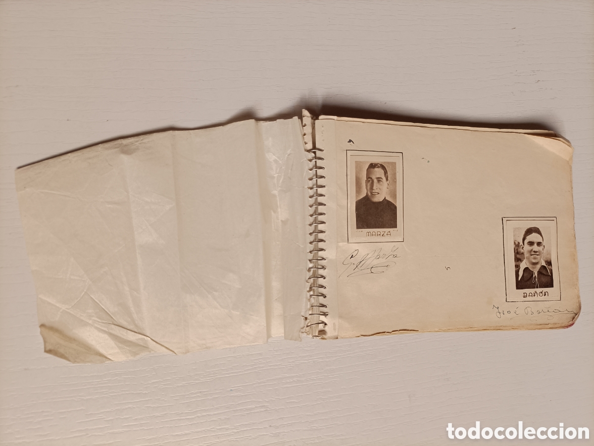 Cromos de f&uacute;tbol: Cromos de f&uacute;tbol. Pegados en un cuadernillo