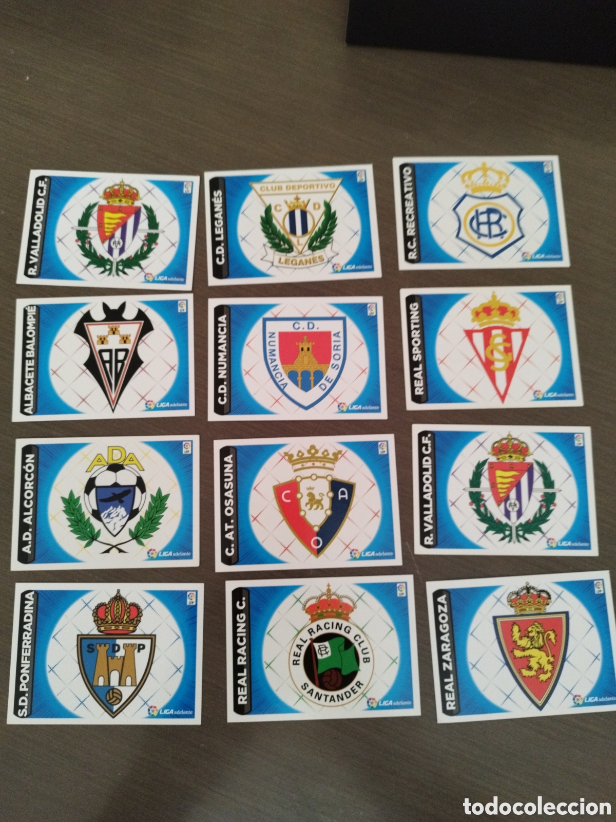Figurine di Calcio: Lote 12 escudos 2a divisi&oacute;n. Liga Este 14 15 2014-15