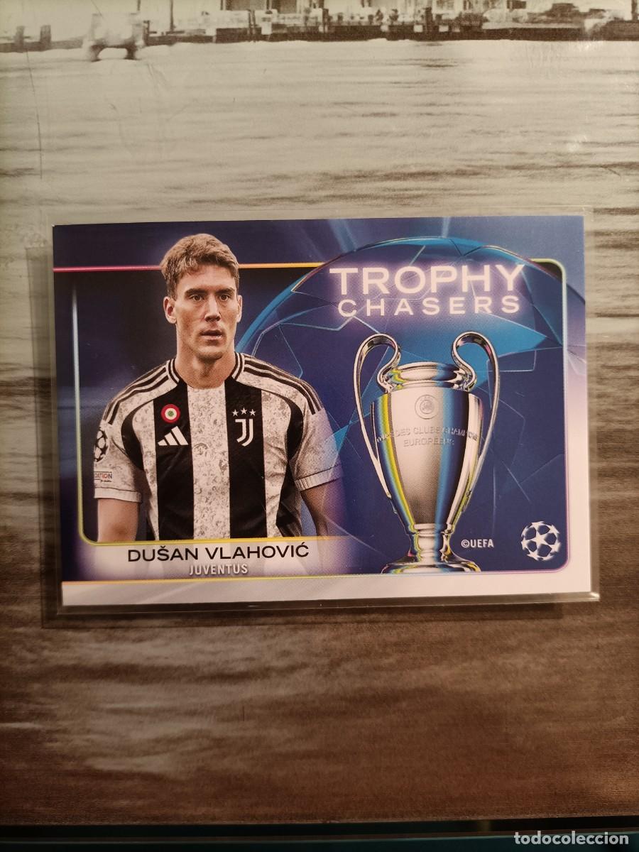 Figurine di Calcio: DUSAN VLAHOVIC Trophy Chasers Insert JUVENTUSTopps UCC Flagship 2024