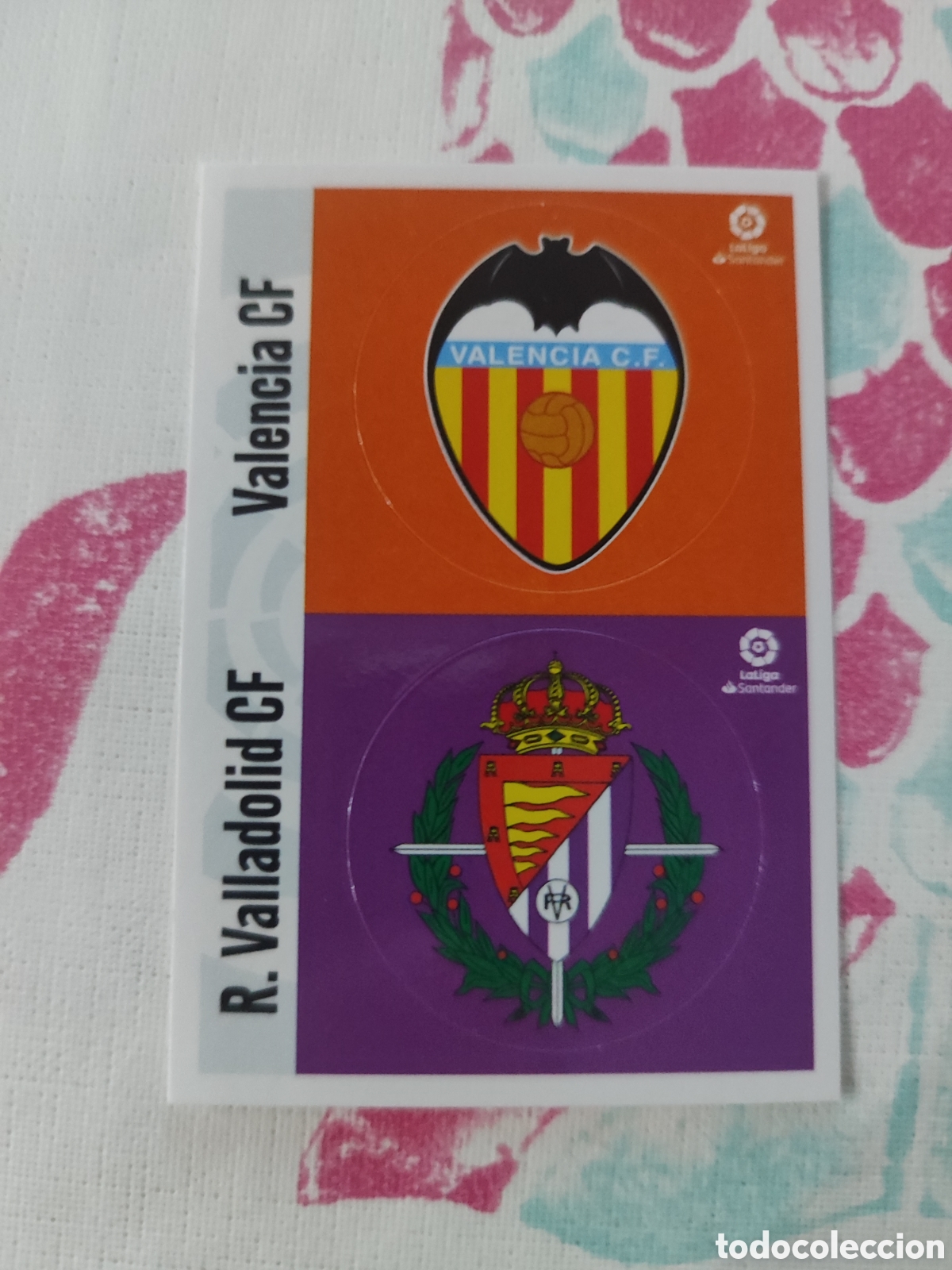 Cromos de F&uacute;tbol: CROMO ESCUDOS LIGA SANTANDER VALENCIA/VALLADOLID. LIGA ESTE 20/21.