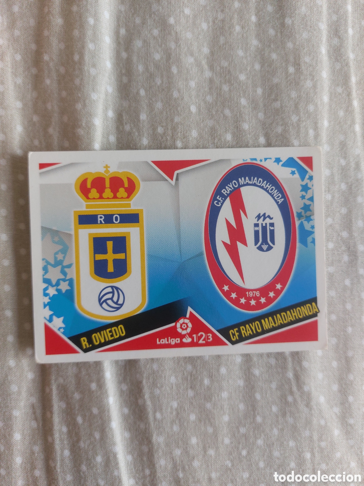 Cromos de f&uacute;tbol: 9 CROMO ESCUDO 2&ordf; DIVISION - ESTE 2018 19 - 18 19 - CROMO SIN PEGAR - REAL OVIEDO - MAJADAHONDA