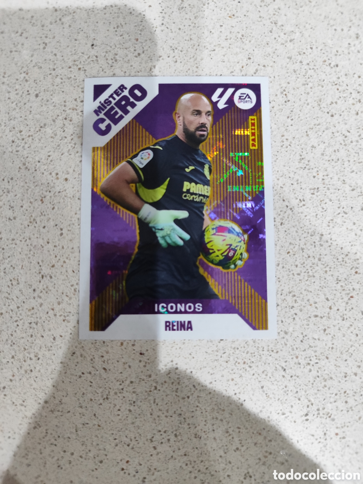 Fu&szlig;ball-Sticker: CROMO REINA VILLARREAL M&Iacute;STER CERO ICONOS N&Uacute;MERO 15. LIGA ESTE 25/26.