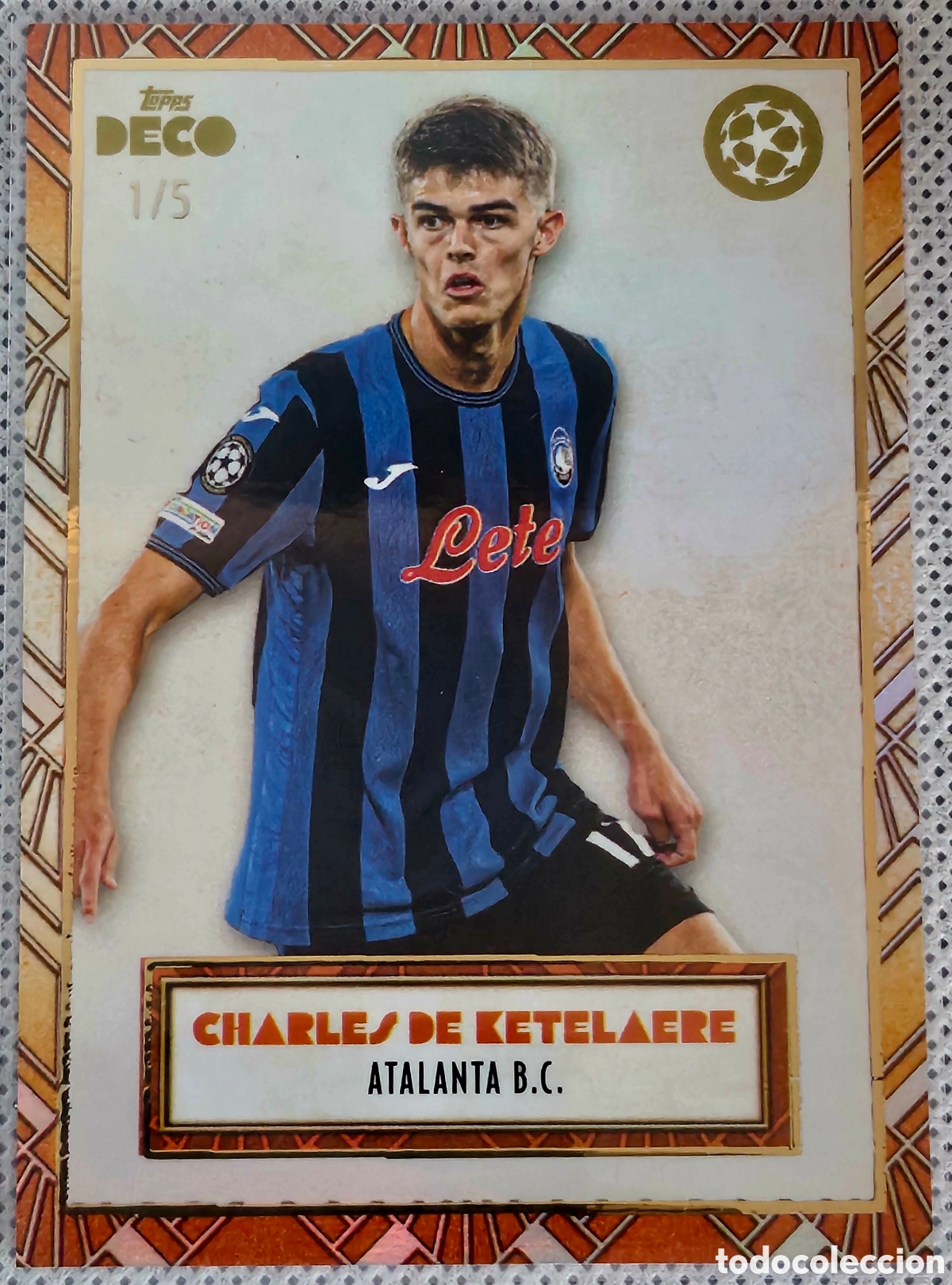 Fu&szlig;ball-Sticker: Topps Deco 24-25 - Charles Ketelaere