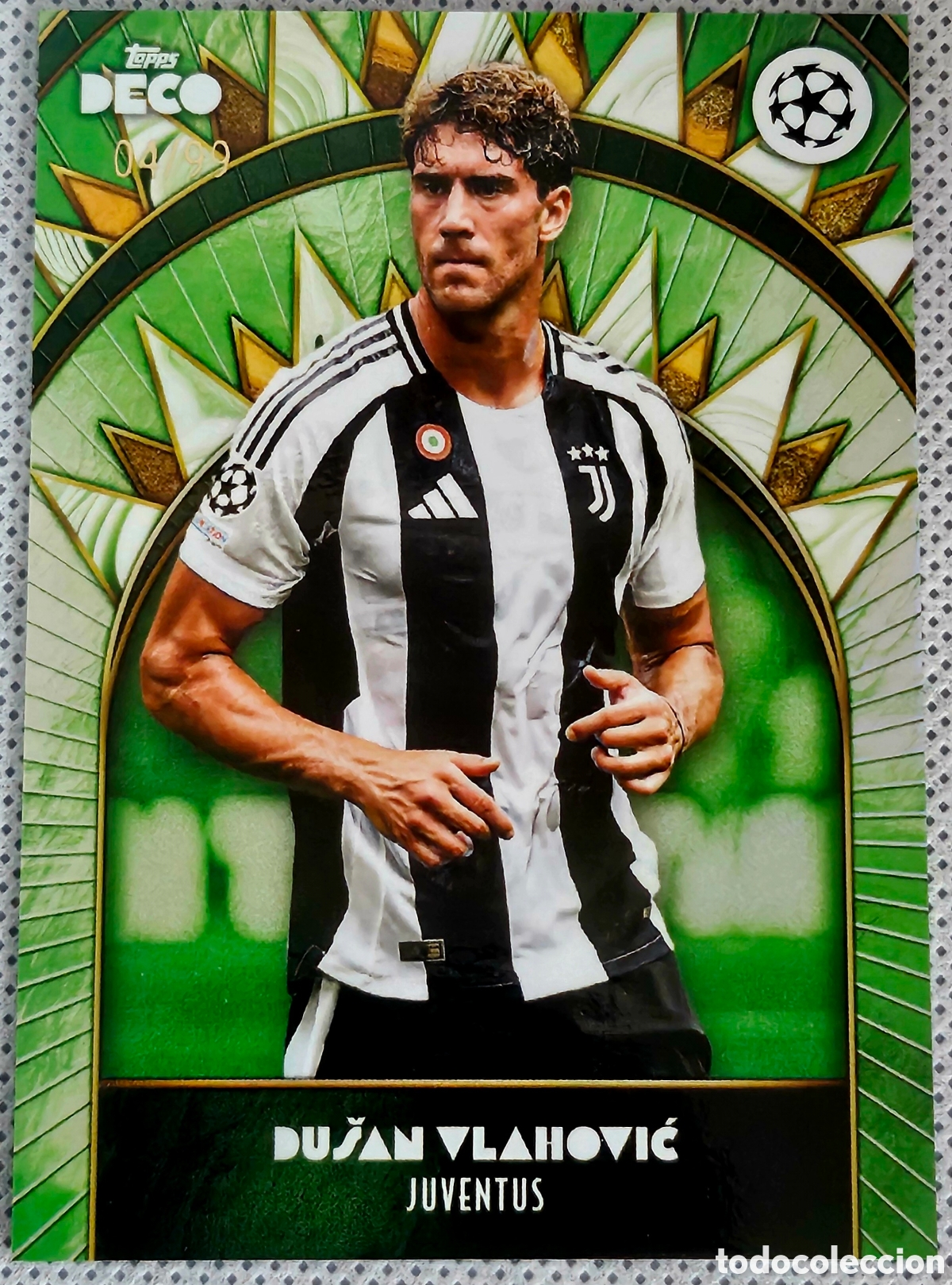 Fu&szlig;ball-Sticker: Topps Deco 24-25 - Dusan Vlahovic