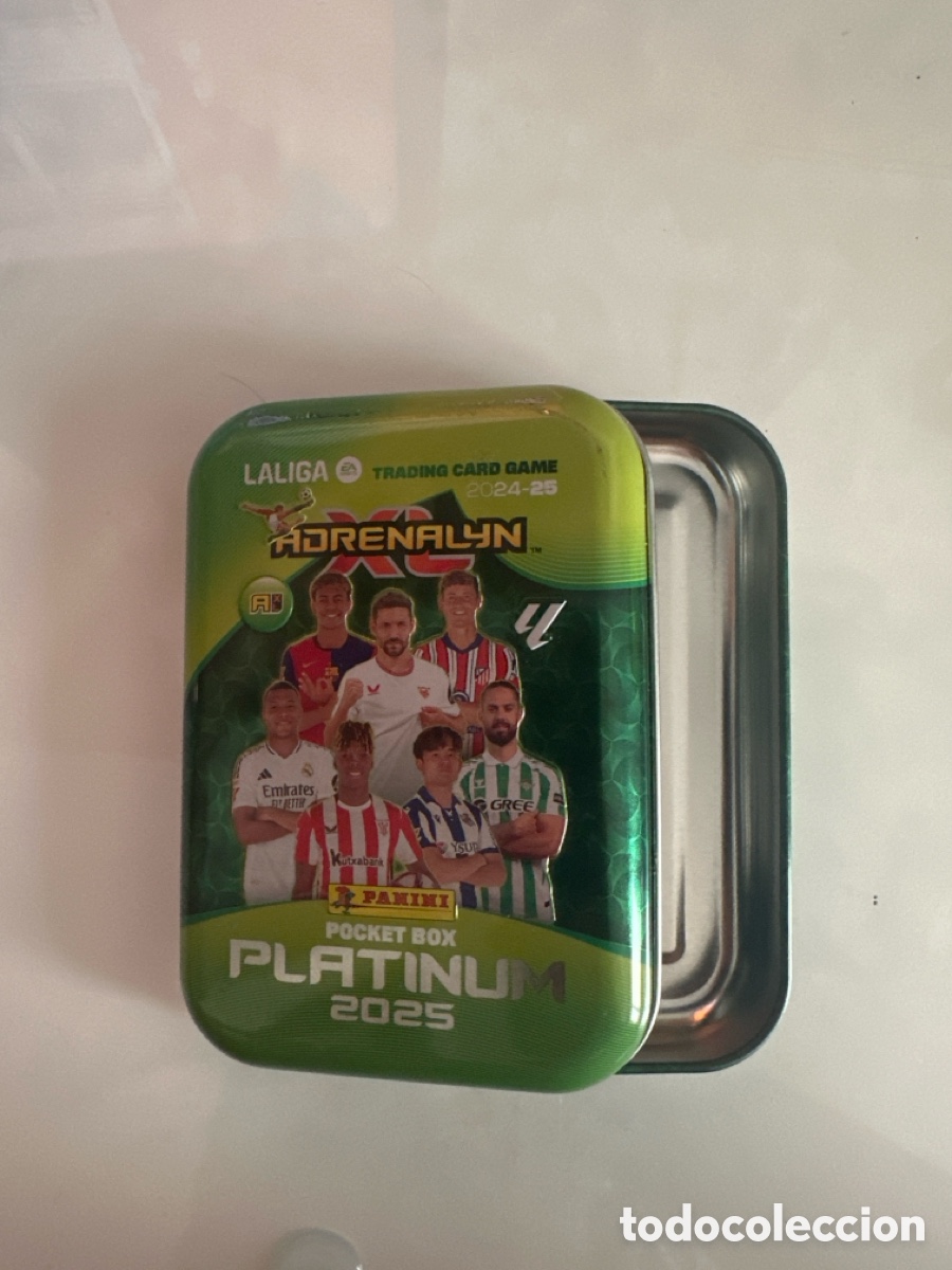 Fu&szlig;ball-Sticker: ADRENALYN POCKET BOX PLATINUM 2025 LATA VAC&Iacute;A