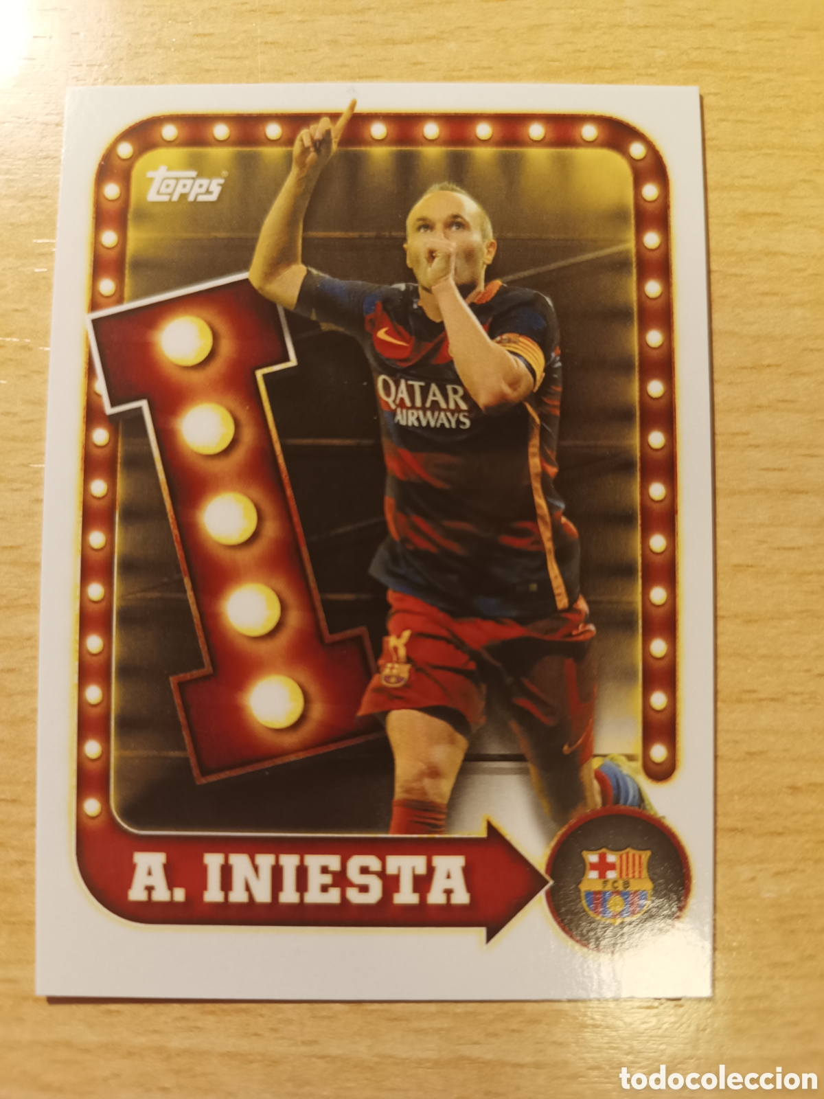 Cromos de F&uacute;tbol: INIESTA NAME IN LIGHTS FC BARCELONA COLLECTOR TIN 2025 2026 TOPPS 25 26