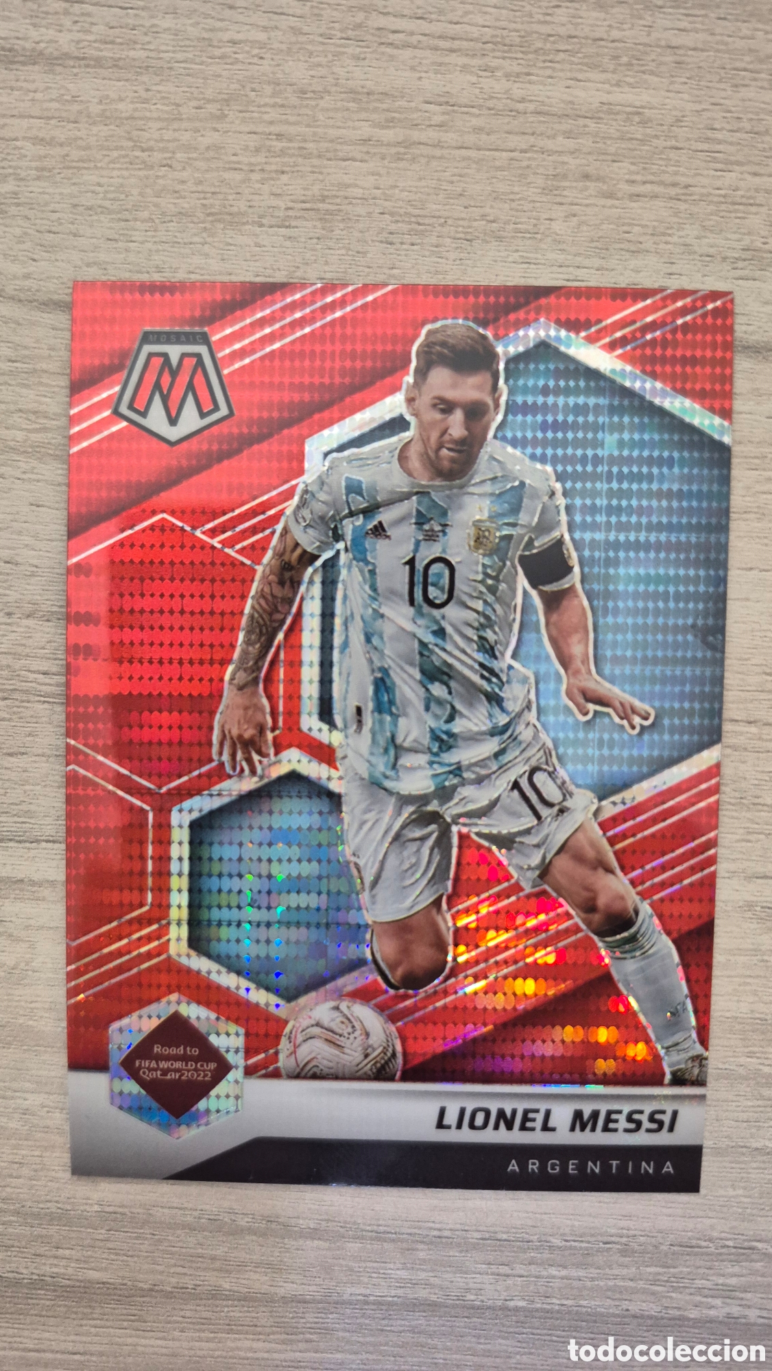 Cartes &agrave; collectionner de Football: 2021-22 Panini Mosaic FIFA Camino a la Copa Mundial - Lionel Messi #10 Red Pulsa