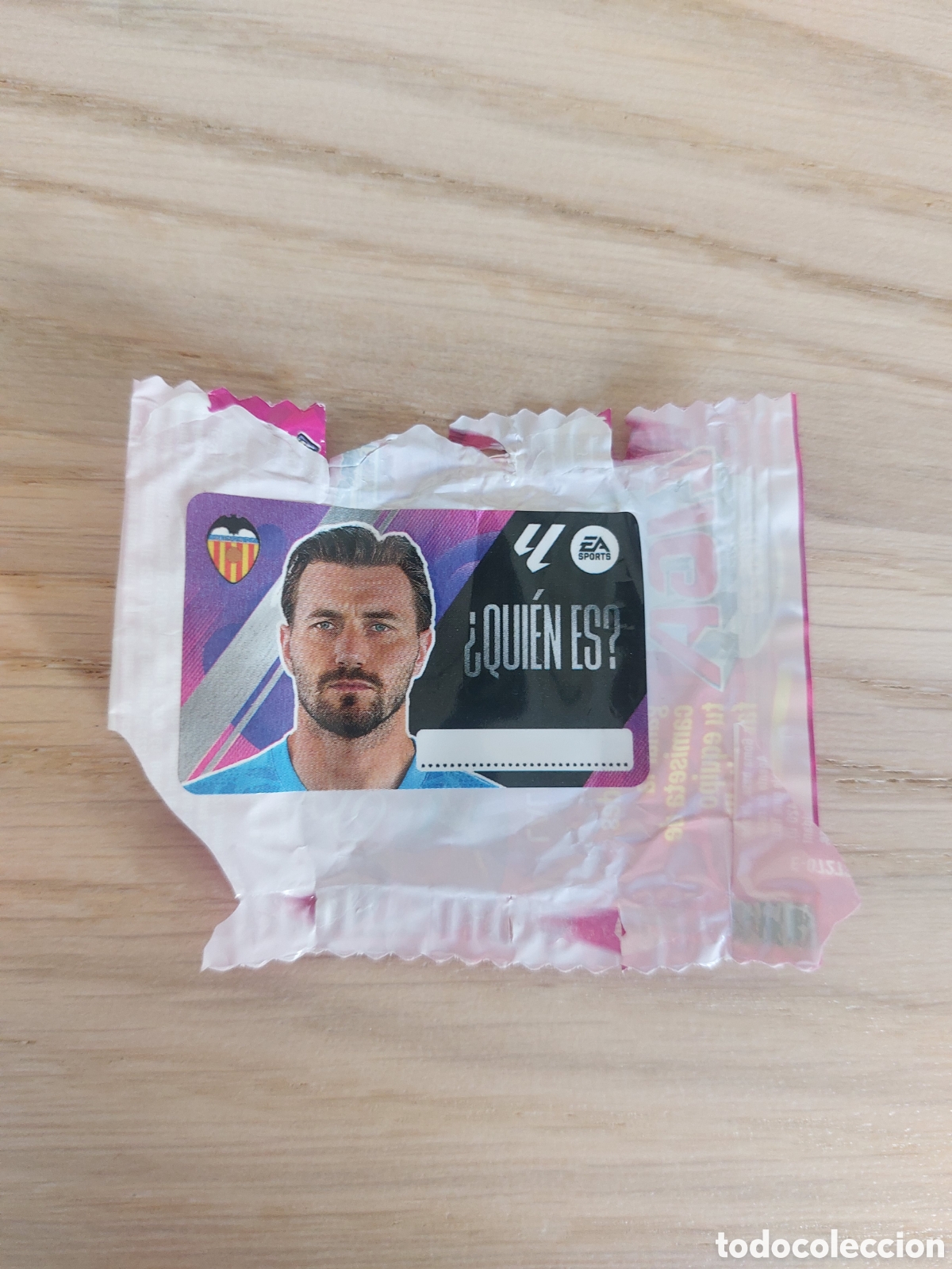 Cartes &agrave; collectionner de Football: DIMITRIEVSKI QUIEN ES VALENCIA CHICLES SIN PEGAR PANINI LIGA ESTE 25 26 2025 2026