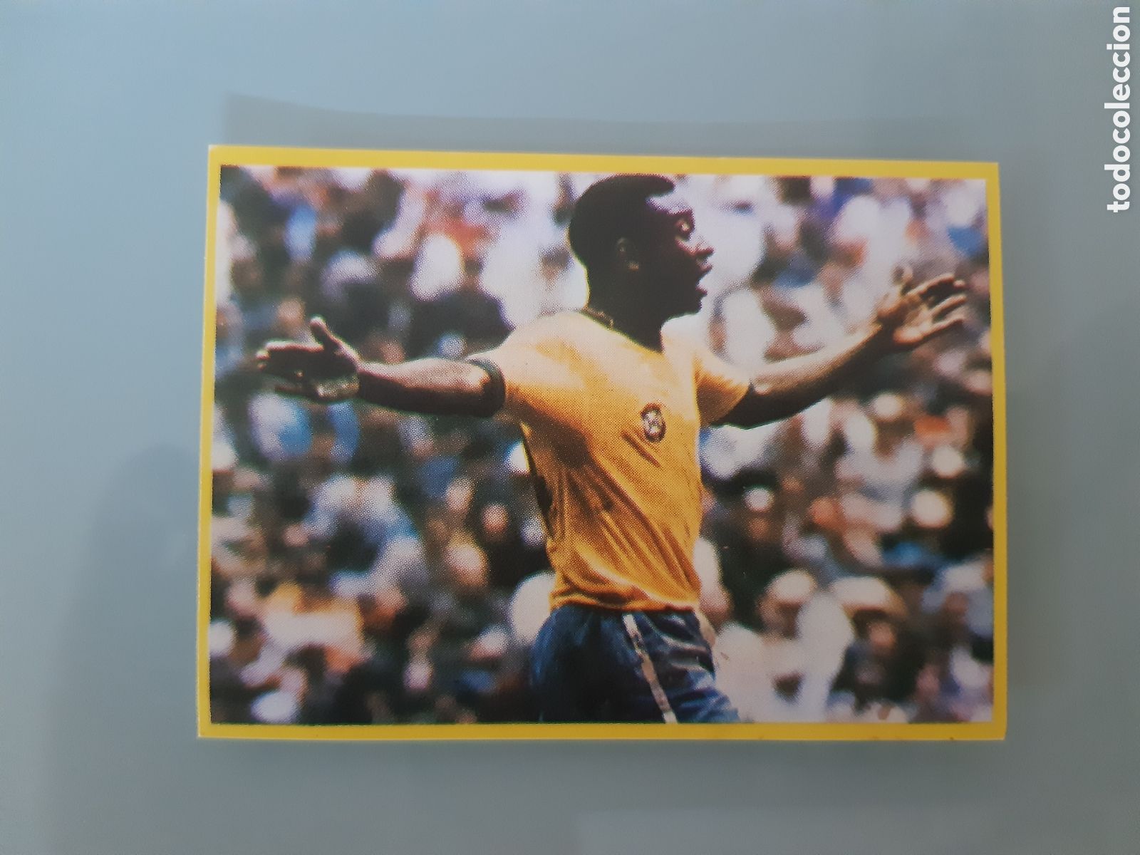 Cromos de F&uacute;tbol: Cromo Danone Pele Futbol en Acci&oacute;n