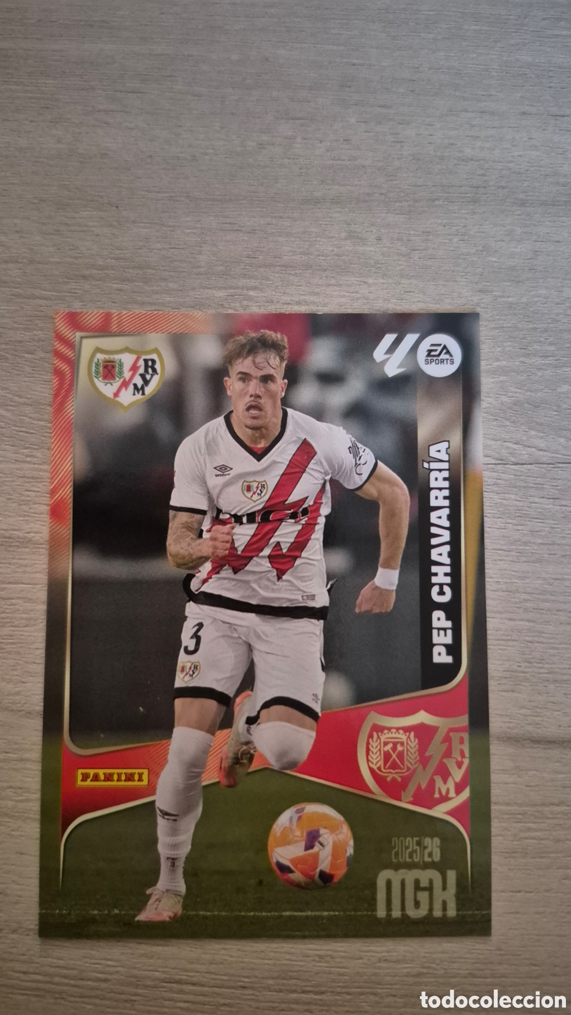 Figurine di Calcio: N&deg;296 Rayo Vallecano Pep Chavarria Megacracks 25/26
