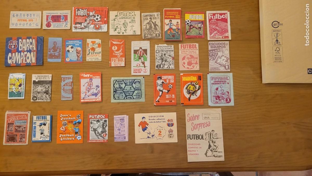 Cromos de F&uacute;tbol: LOTE DE 32 SOBRES DE CROMOS DE F&Uacute;TBOL, PREFERENTEMENTE A&Ntilde;OS 70.
