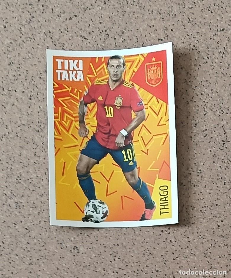 Fu&szlig;ball-Sticker: Cromo 32 THIAGO. Colec. LOS &Iacute;DOLOS DE &rdquo;LA ROJA&rdquo; + CRACKS MUNDIALES F&uacute;tbol 2022 PANINI Nuevo