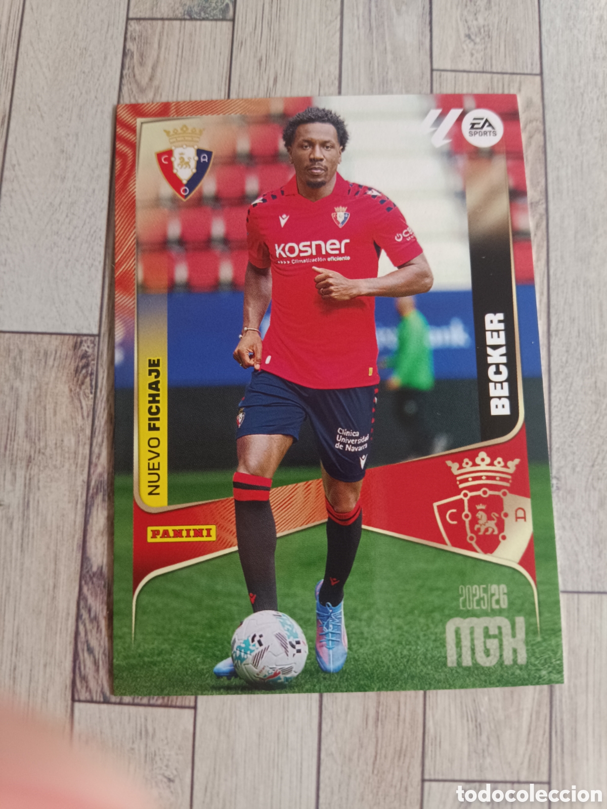 Fu&szlig;ball-Sticker: 485 BECKER NUEVO FICHAJE OSASUNA MEGACRACKS 2025 2026 PANINI 25 26
