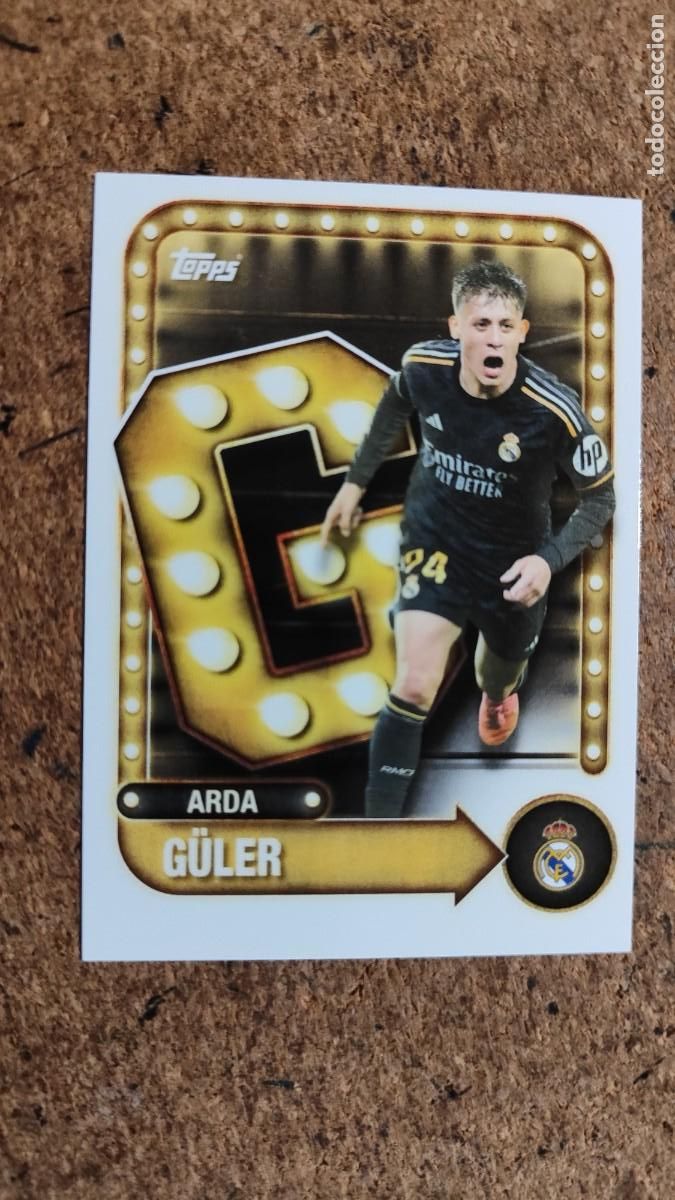Fu&szlig;ball-Sticker: SET COLLECTOR TIN REAL MADRID 2026 CARD NAME IN LIGHTS GULER # 25 TOPPS