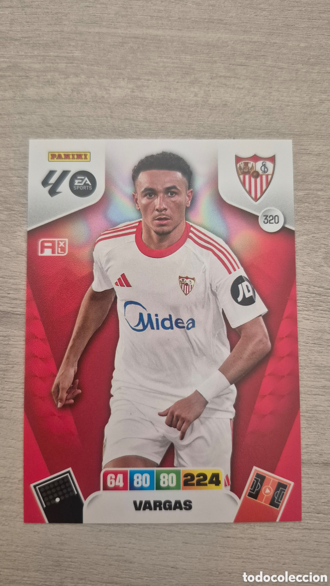 Fu&szlig;ball-Sticker: N&deg;320 Sevilla Vargas Adrenalyn 25/26