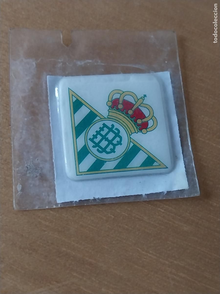 Cromos de F&uacute;tbol: GREFUSA BETIS FUTBOL ESCUDO ACOLCHADO BLISTER SIN ABRIR 2CMS ORIGINAL PROMO PIPAS QUIOSCO