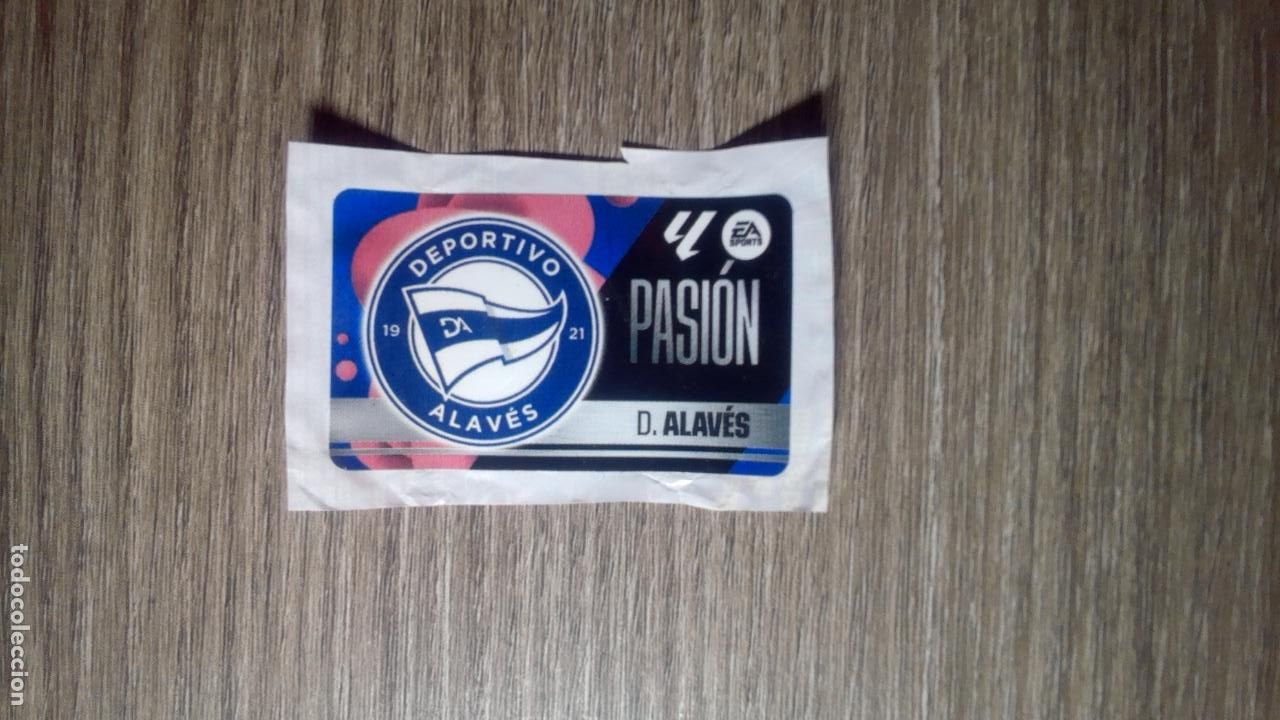 Figurine di Calcio: Escudo - Alav&eacute;s - Pasi&oacute;n - Chicle liga 2025-26 Panini 25 26