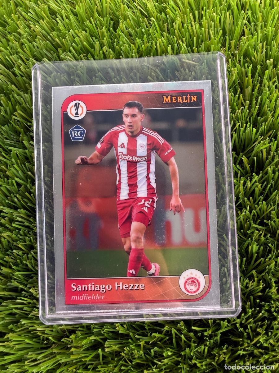 Fu&szlig;ball-Sticker: N&ordm; 144 Santiago Hezze Rookie Card Olympiacos FC Merlin Chrome 24 25