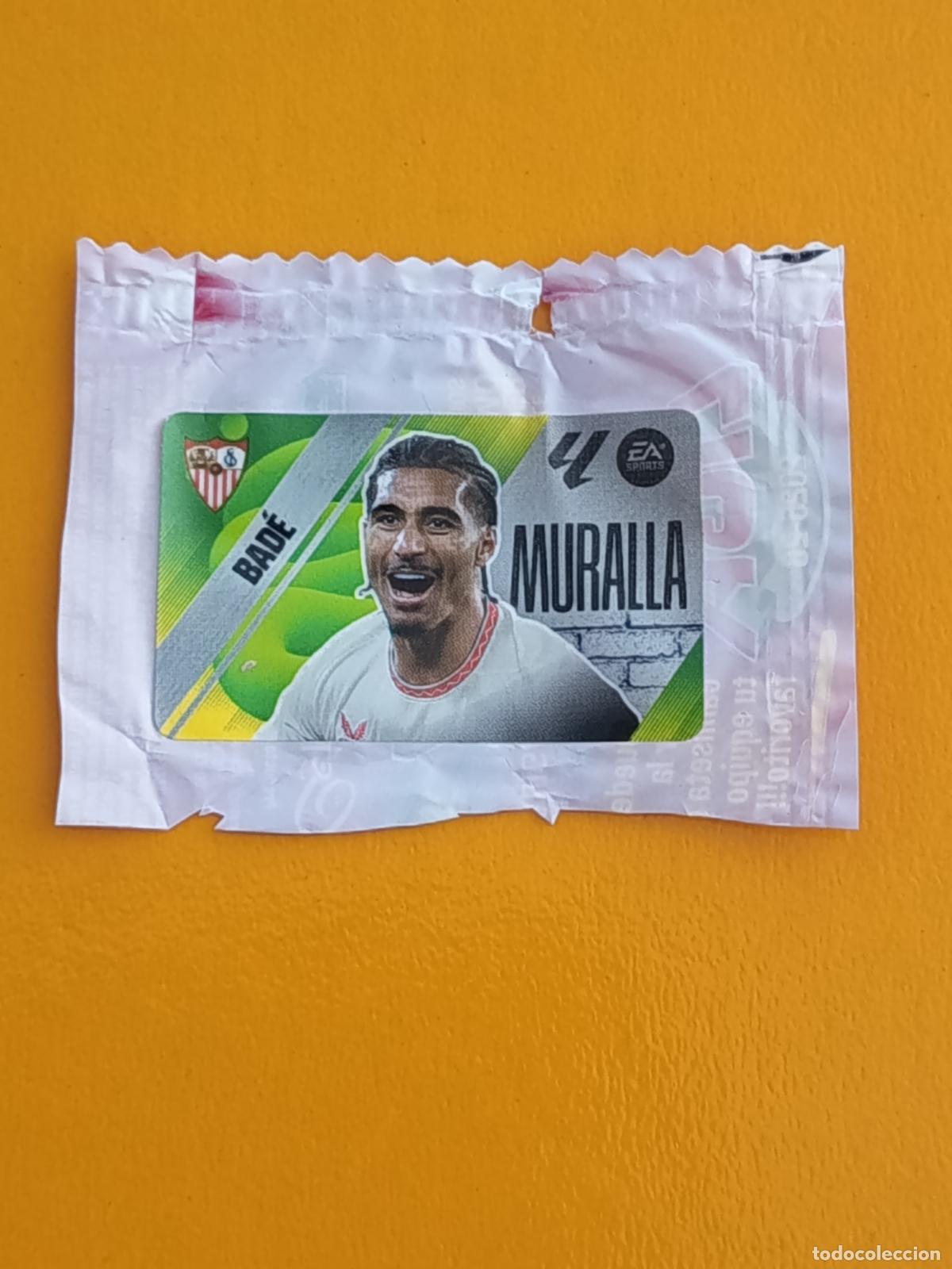 Cromos de f&uacute;tbol: BAD&Eacute;. MURALLA. SEVILLA FC. CHICLES LIGA ESTE 2025-26. PANINI