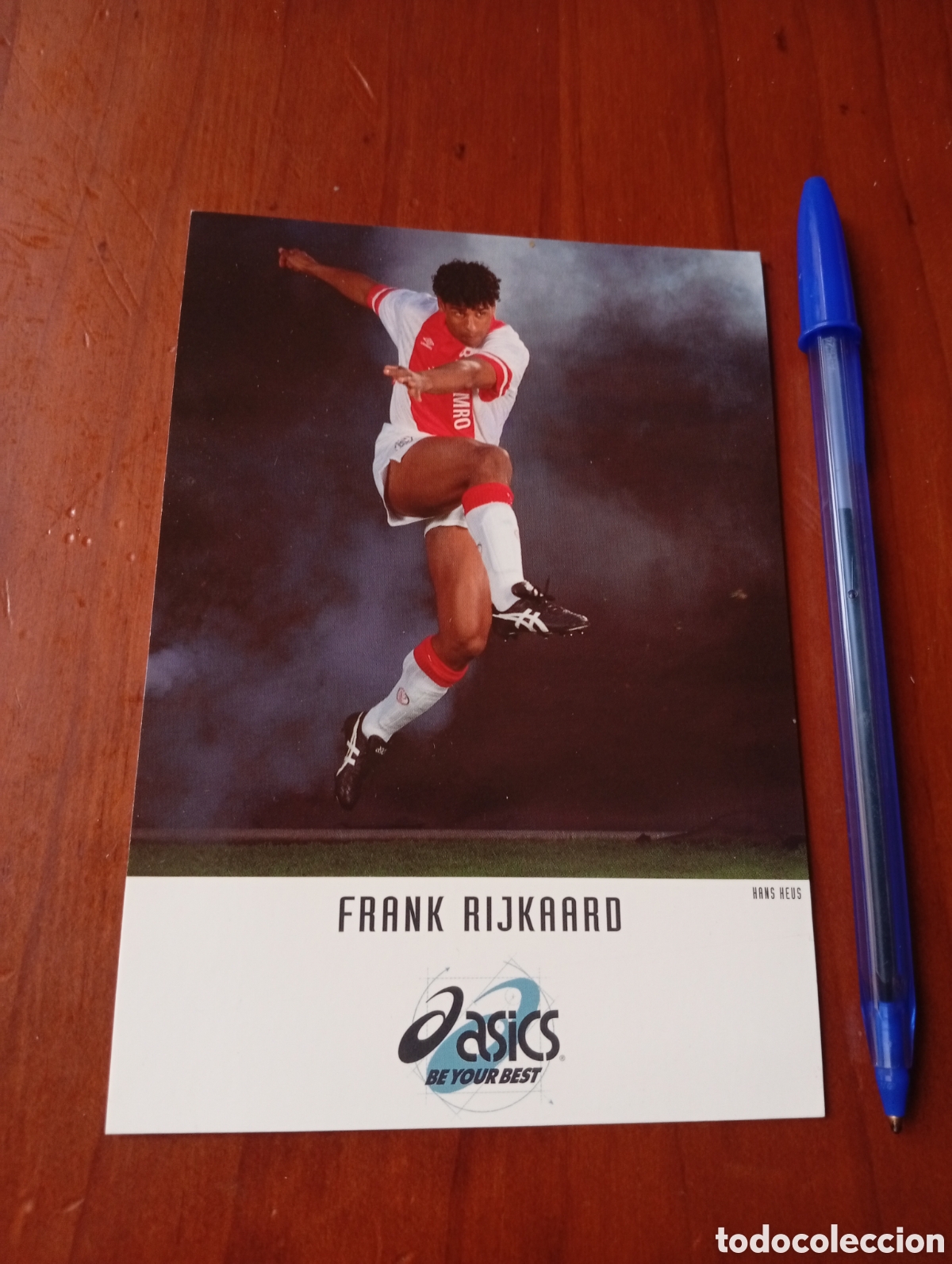 Cromos de F&uacute;tbol: POSTAL FOTO TARJETA PROMOCIONAL ANUNCIO ROPA ZAPATILLAS ASICS FRANK RIJKAARD EQUIPACION AJAX FUTBOL