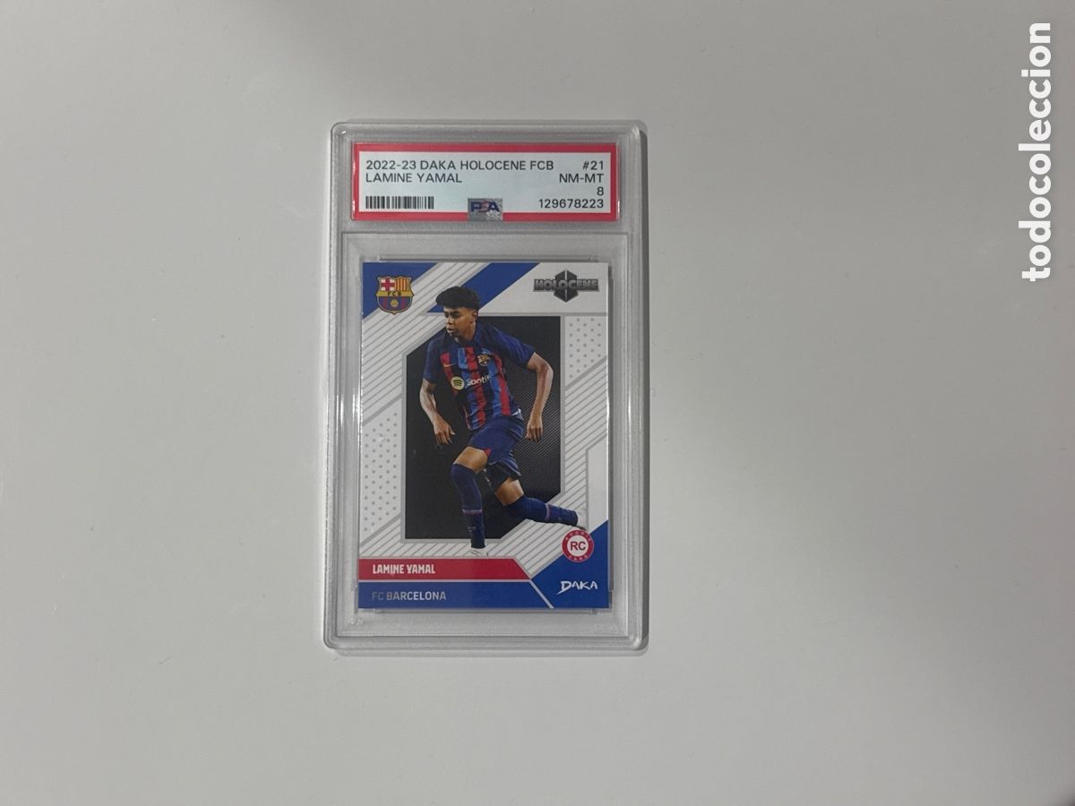 Figurine di Calcio: Lamine Yamal - 2022-23 DAKA Holocene FCB - Rookie Card #21 - Graduada PSA 8 NM-MT