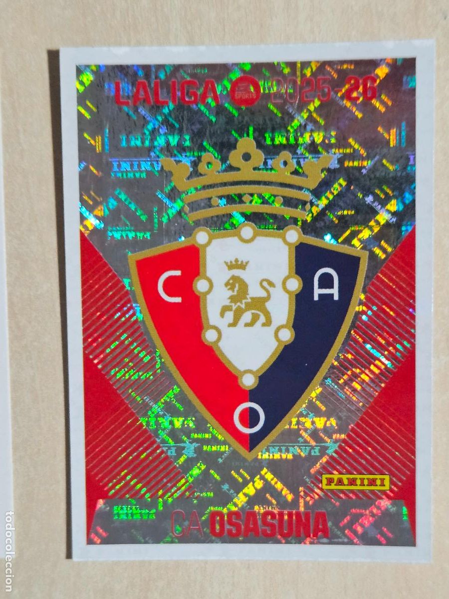 Cromos de F&uacute;tbol: CROMO N&ordm; 1 ESCUDO - OSASUNA - EDICIONES ESTE 2025-26 - 25/26 (NUEVO)