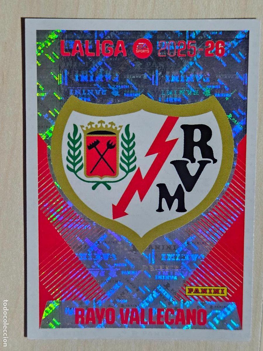 Cromos de F&uacute;tbol: CROMO N&ordm; 1 ESCUDO - RAYO VALLECANO - EDICIONES ESTE 2025-26 - 25/26 (NUEVO)