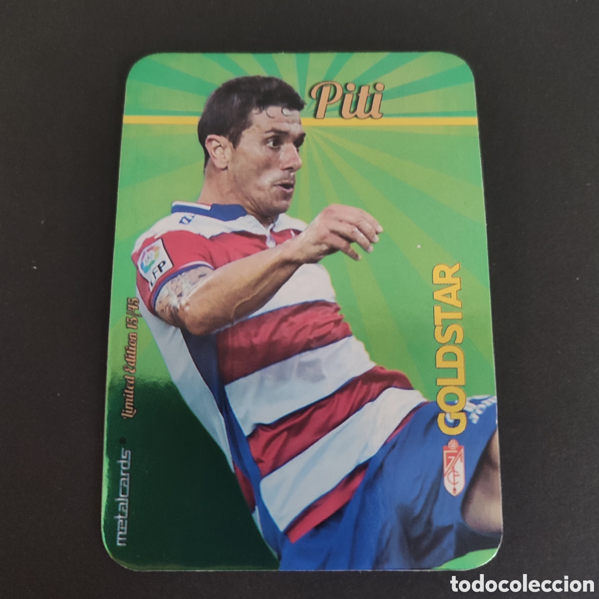 Fu&szlig;ball-Sticker: PITI (GRANADA C.F) GOLDSTAR BRILLO LISO , LIMITED EDITION 15/45 MUNDICROMO 2015 2016