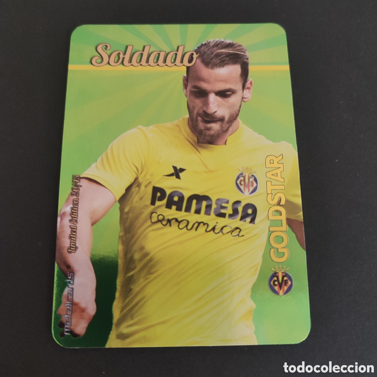 Fu&szlig;ball-Sticker: SOLDADO (VILLARREAL C.F ) GOLDSTAR BRILLO LISO , LIMITED EDITION 20/45 MUNDICROMO 2015 2016