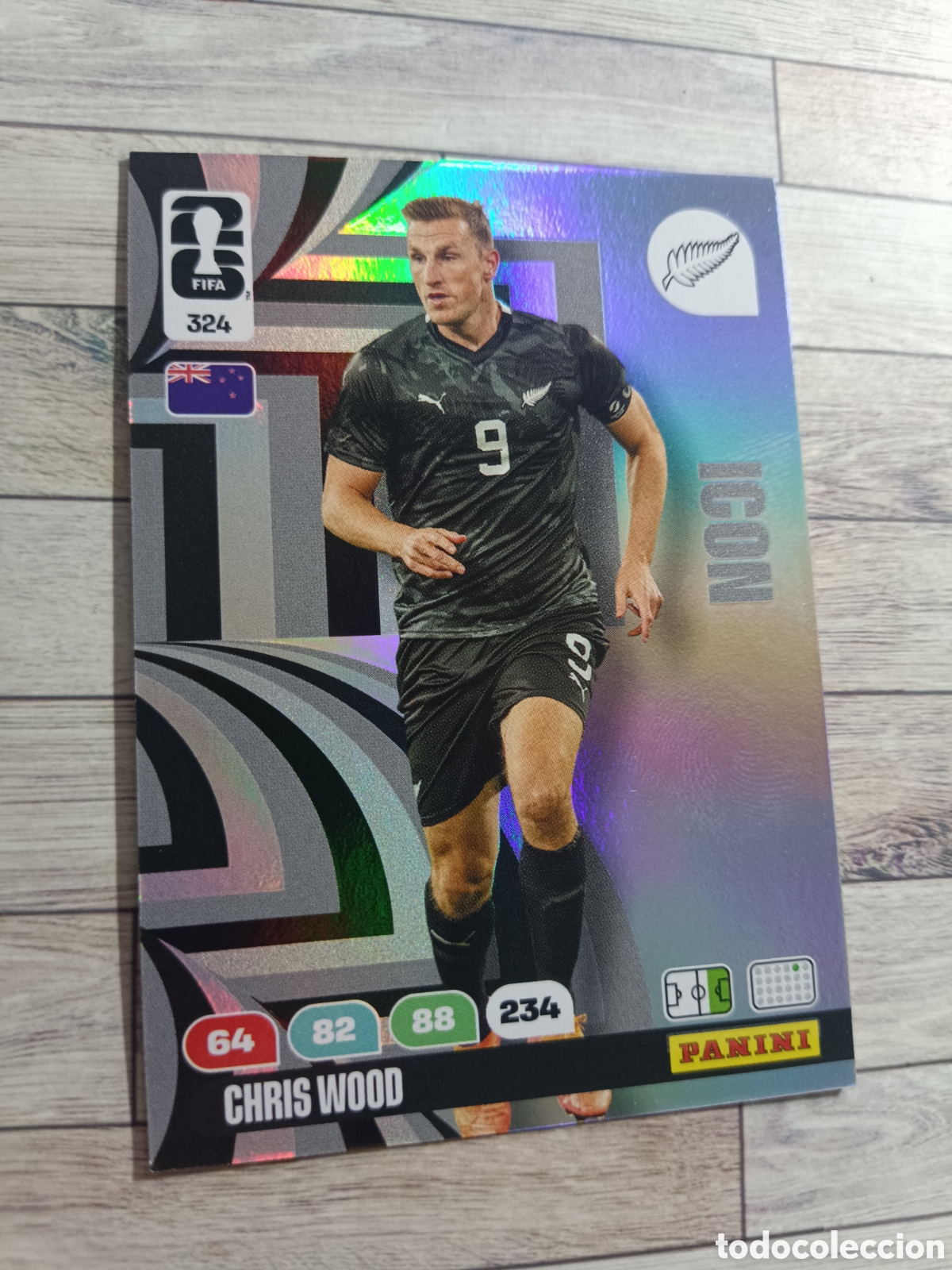 Fu&szlig;ball-Sticker: 324 CHRIS WOOD NUEVA ZELANDA ICON ADRENALYN MUNDIAL FIFA WORLD CUP 2026 PANINI