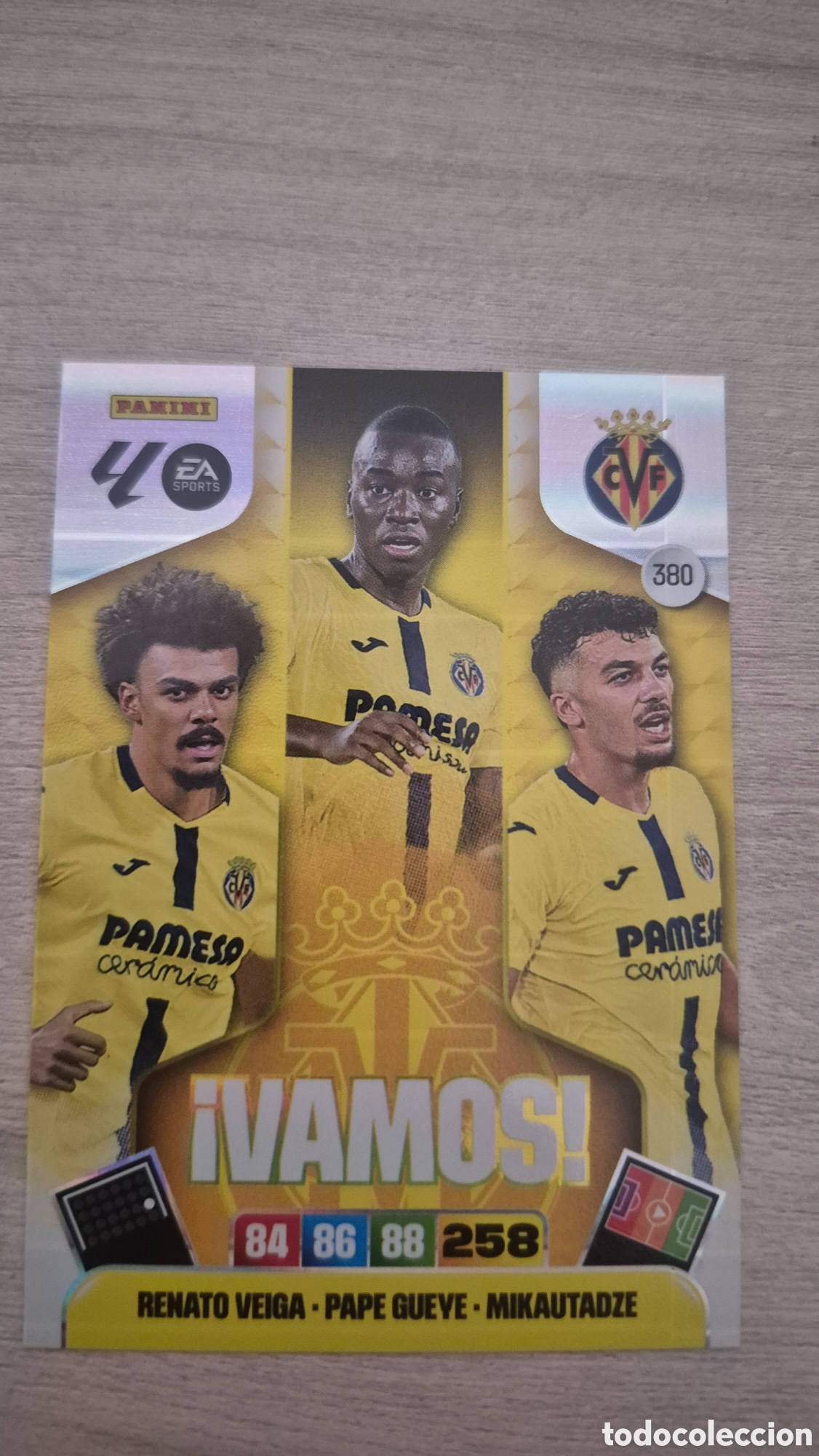 Fu&szlig;ball-Sticker: N&deg;380 Vamos Villarreal Adrenalyn 25/26