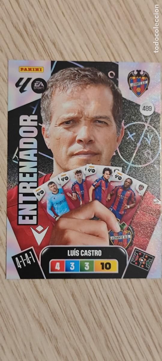 Cromos de F&uacute;tbol: ADRENALYN XL LA LIGA 25/26 CARD ENTRENADOR LUIS CASTRO LEVANTE # 489 PANINI