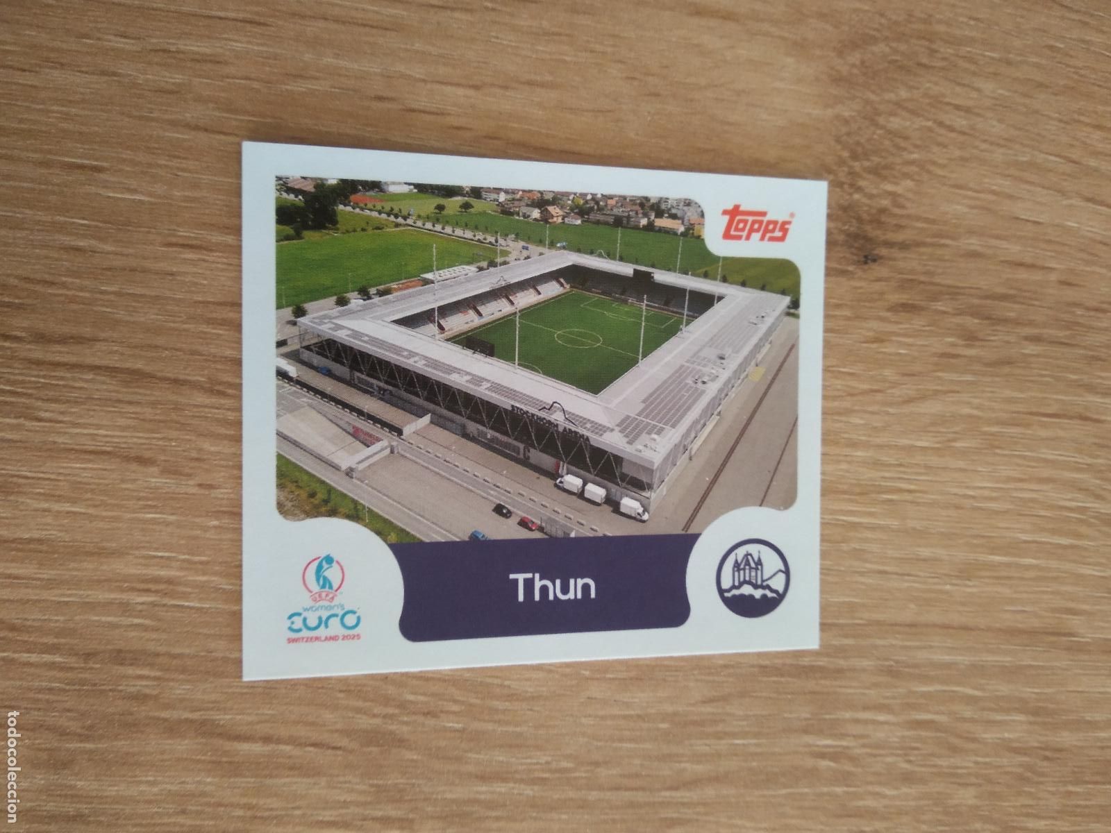Fu&szlig;ball-Sticker: 28 THUN ESTADIO CAMPO CROMO TOPPS EURO FEMENINA 2025 EUROCOPA FUTBOL FEMENINO UEFA WOMEN'S EURO