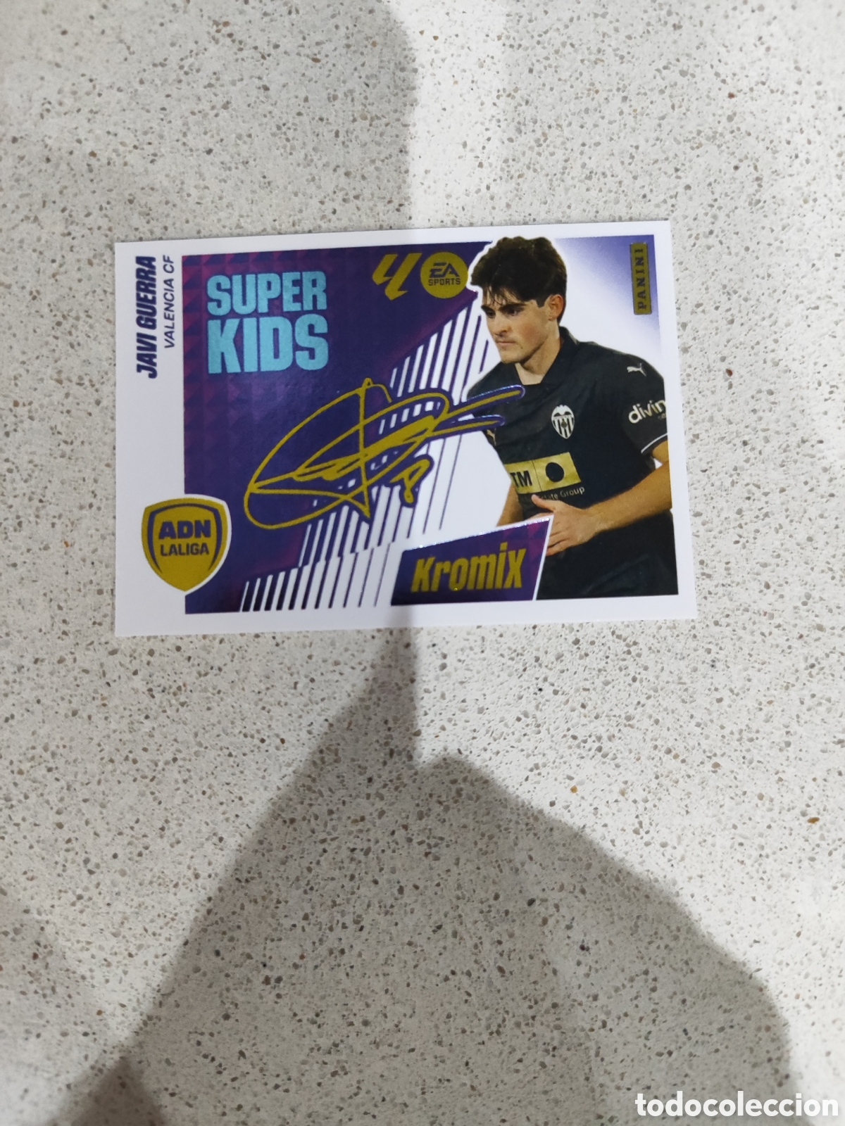 Cromos de F&uacute;tbol: CROMO JAVI GUERRA VALENCIA SUPER KIDS KROMIX N&Uacute;MERO 12. LIGA ESTE 25/26.