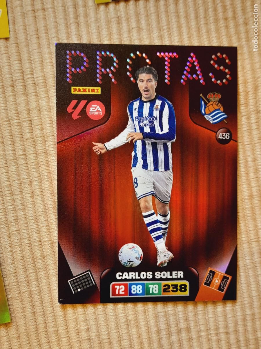 Fu&szlig;ball-Sticker: CAR 436 CARLOS SOLER (PROTAS) REAL SOCIEDAD LIGA 25-26 (2025 2026) ADRENALYN XL