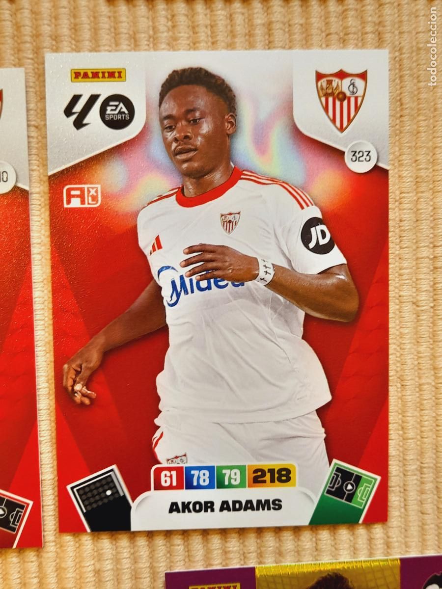 Fu&szlig;ball-Sticker: CAR 323 AKOR ADAMS (SEVILLA FC) LIGA 25-26 (2025 2026) ADRENALYN XL