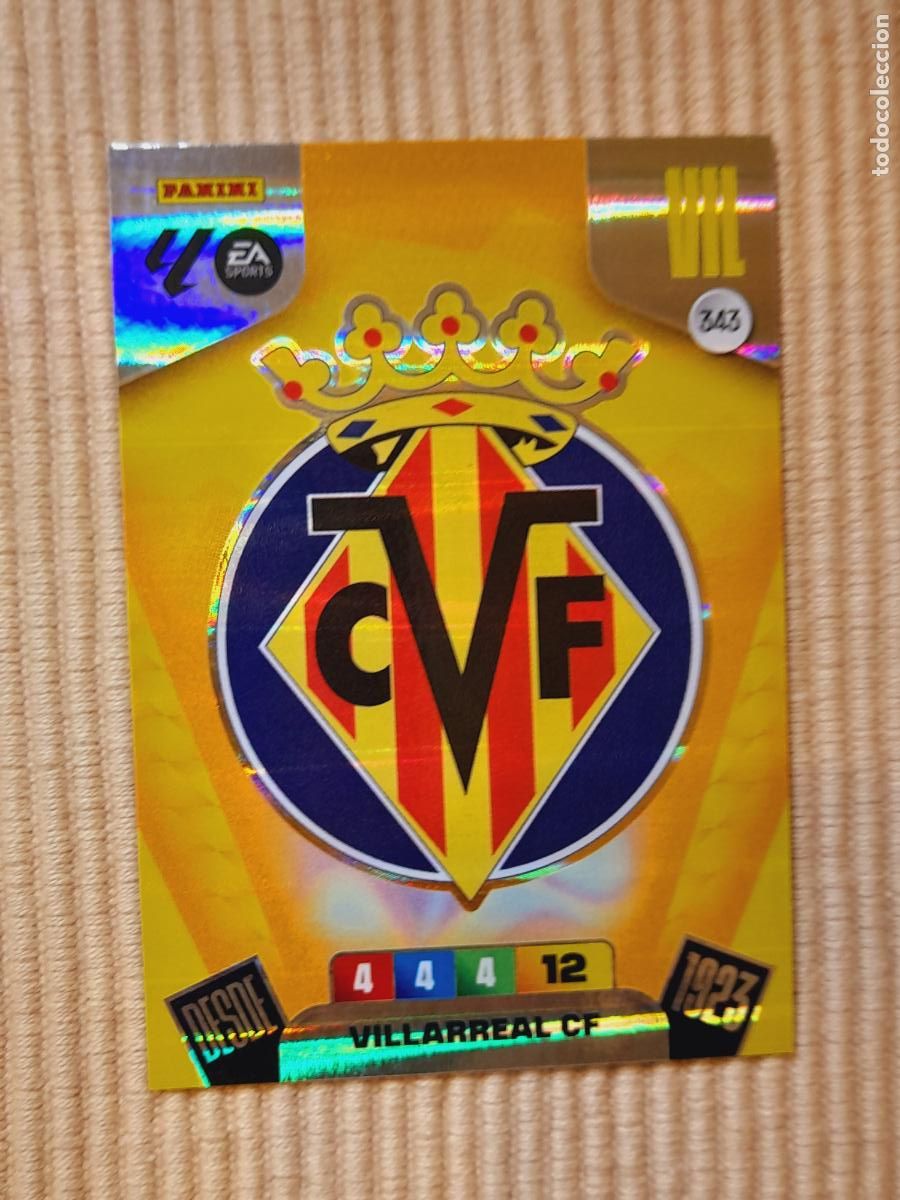 Fu&szlig;ball-Sticker: CAR 343 ESCUDO (VILLARREAL CF) LIGA 25-26 (2025 2026) ADRENALYN XL