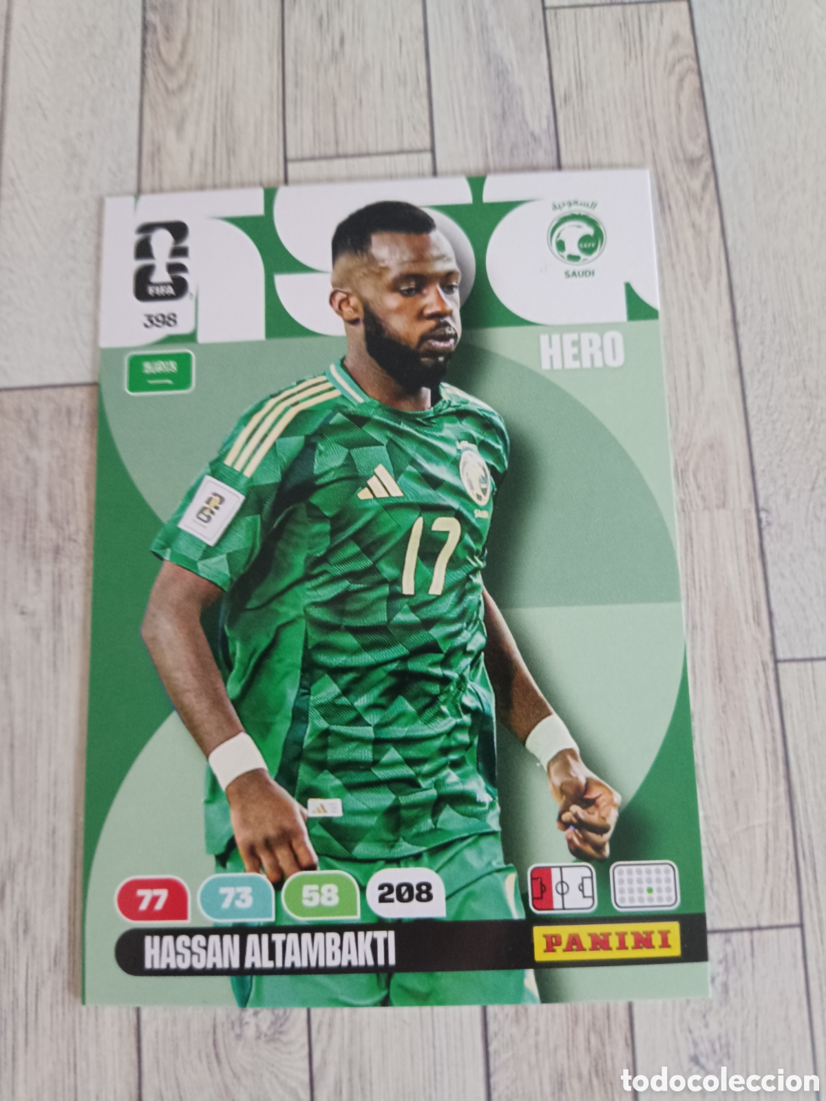 Cromos de F&uacute;tbol: 398 ASSAN ALTAMBAKTI SAUDI ARABIA HERO ADRENALYN MUNDIAL FIFA WORLD CUP 2026 PANINI