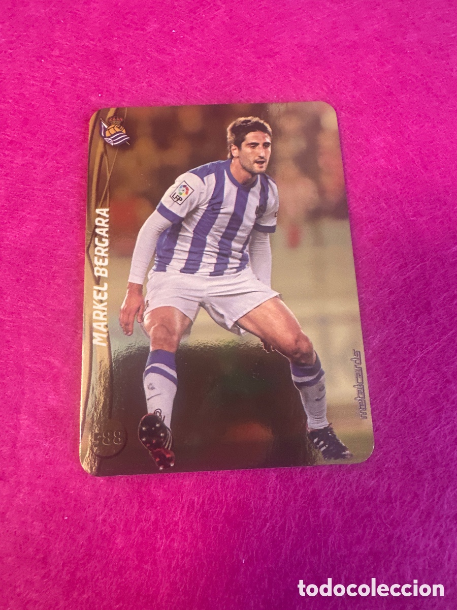 Fu&szlig;ball-Sticker: 588 MARKEL BERGARA (R.SOCIEDAD) TOP VERSI&Oacute;N BRILLO DORADO MUNDICROMO 2015 14 15 METALCARD