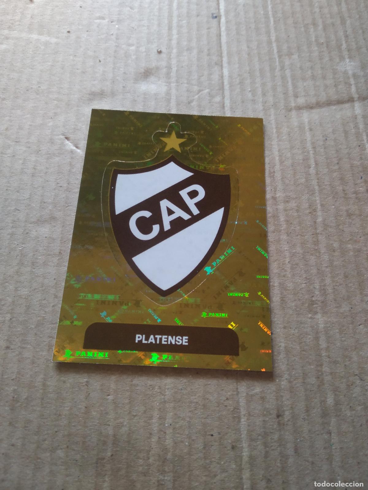 Cromos de F&uacute;tbol: PLA1 ESCUDO PLATENSE CROMO FUTBOL ARGENTINO PANINI LIGA ARGENTINA 2025