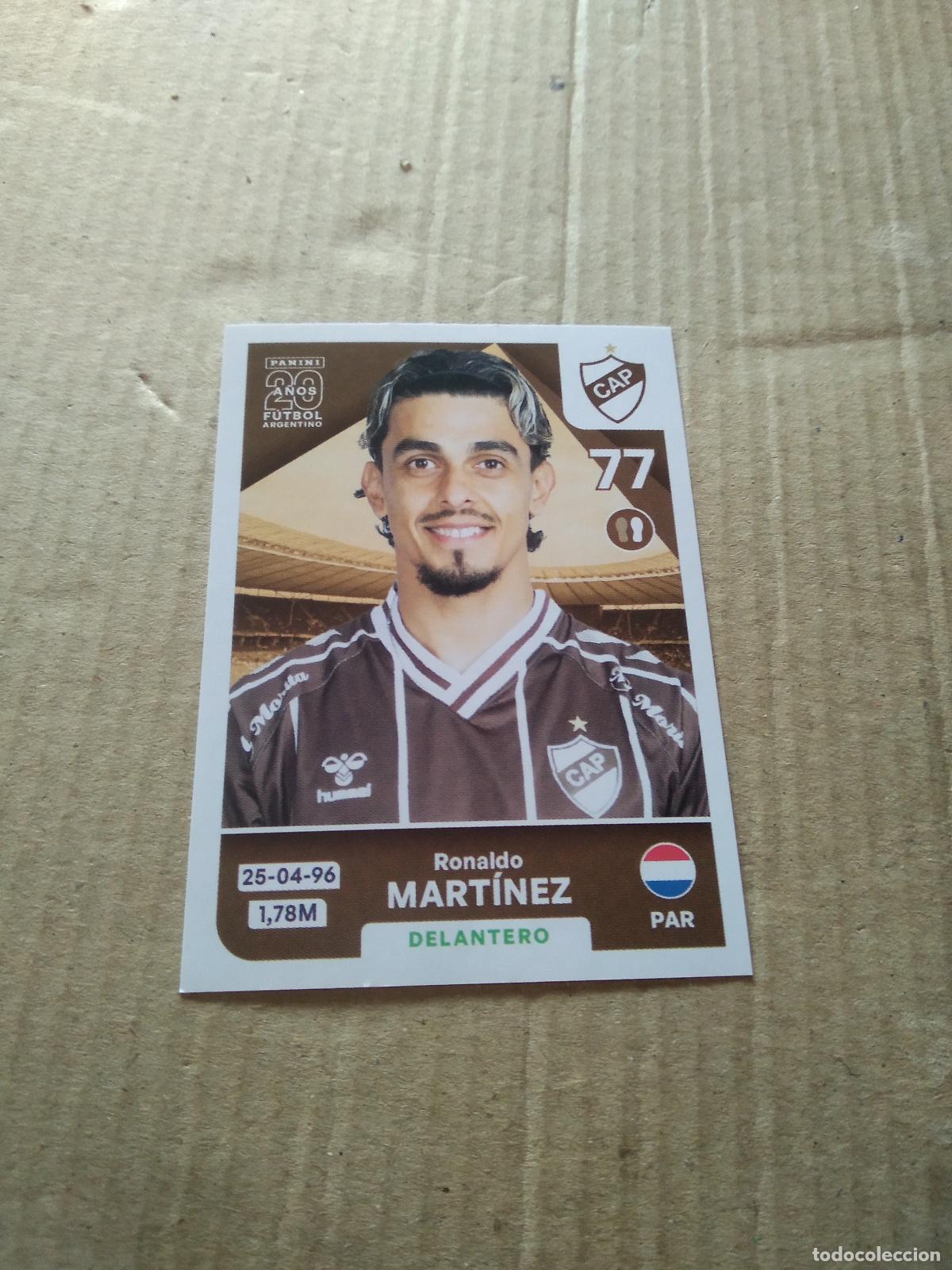 Cromos de F&uacute;tbol: PLA 15 RONALDO MARTINEZ PLATENSE CROMO FUTBOL ARGENTINO PANINI LIGA ARGENTINA 2025