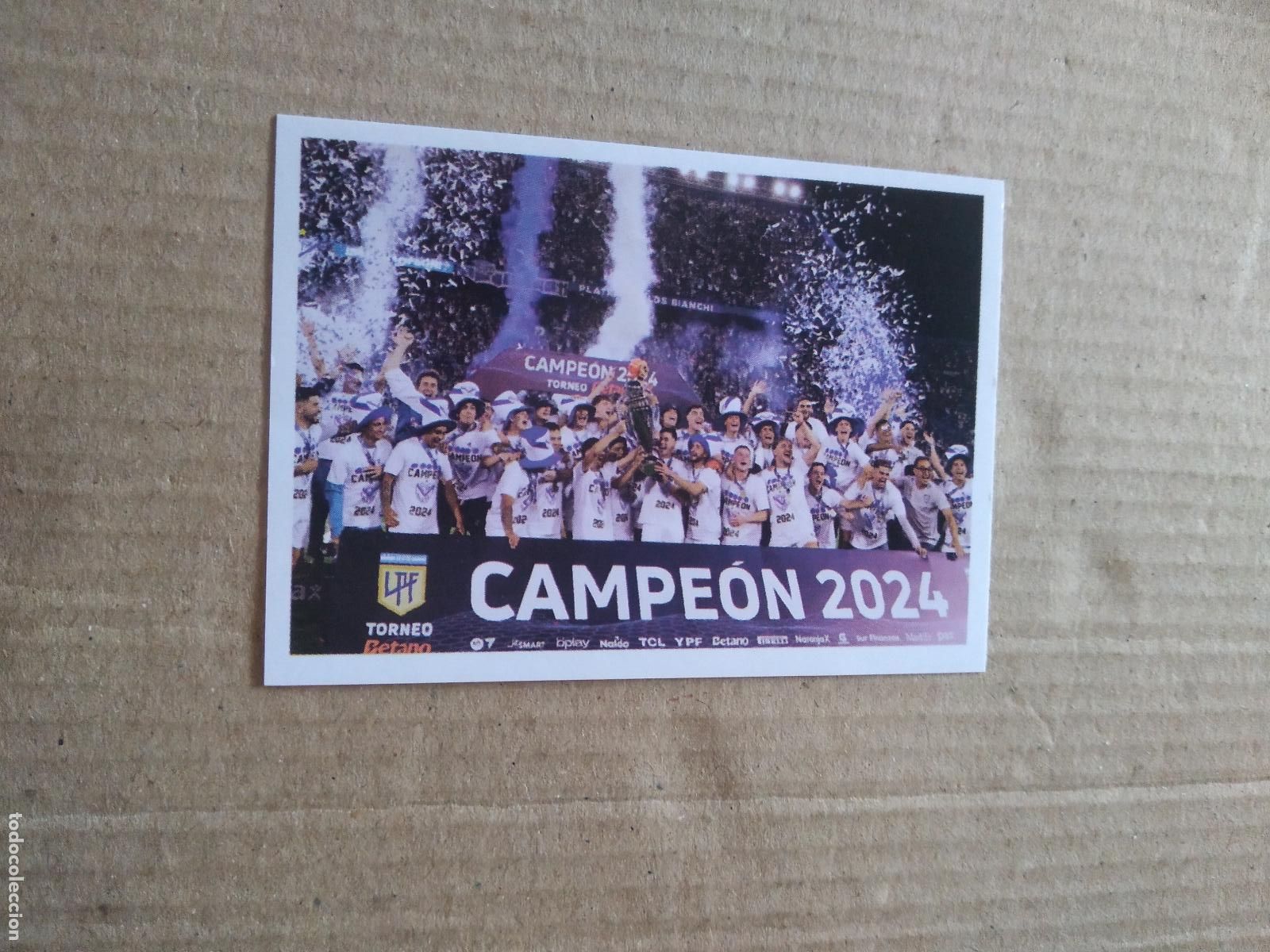 Cromos de F&uacute;tbol: COP2 EQUIPO PLANTILLA VELEZ 2024 CAMPEON CROMO FUTBOL ARGENTINO PANINI LIGA ARGENTINA 2025